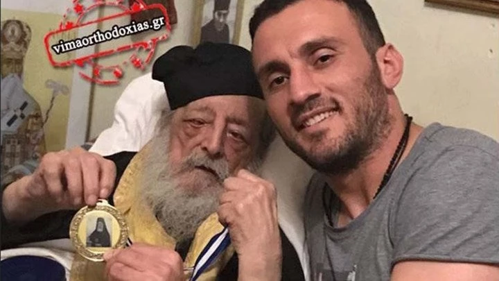 Ο Βασίλης Τοροσίδης αποχαιρετά τον γέροντα Νεκτάριο Βιτάλη (εικόνες)